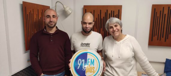 Yann, Lucas et Guylène dans le studio de FM-PLUS.
